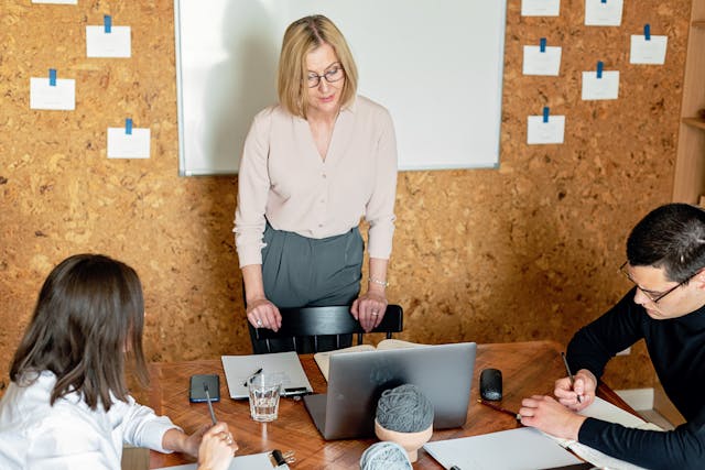 Peur de ne pas être à sa place en tant que manager : les répercussions sur la dynamique et la productivité de votre équipe (ou quand votre malaise devient contagieux) Peur de ne pas être à sa place en tant que manager : les conséquences sur la dynamique et la productivité de votre équipe (ou quand votre inconfort devient contagieux)